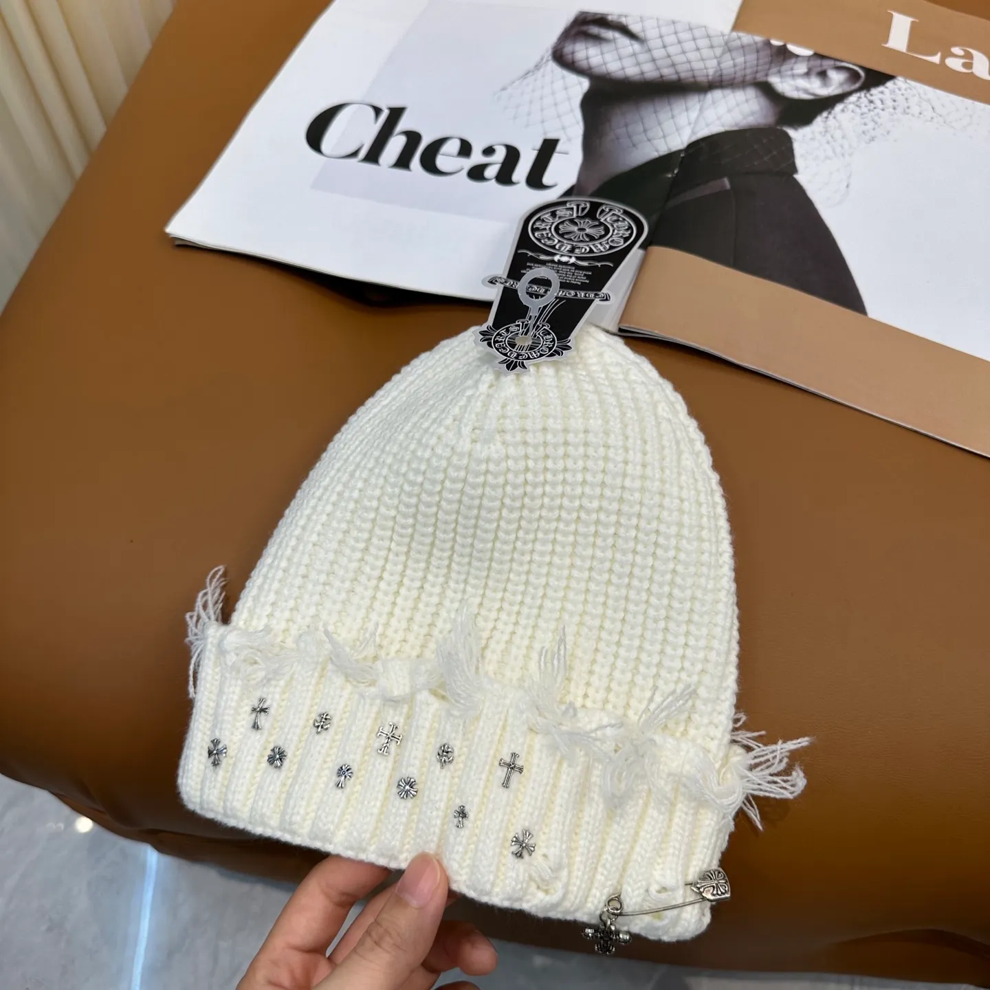 P70 🤍Chrome hearts new autumn and winter cross knitted hat🧶 One of the must-have hats in autumn and winter~ It really looks good on whoever wears it~, it is also a perfect match in black and white and gray in autumn~